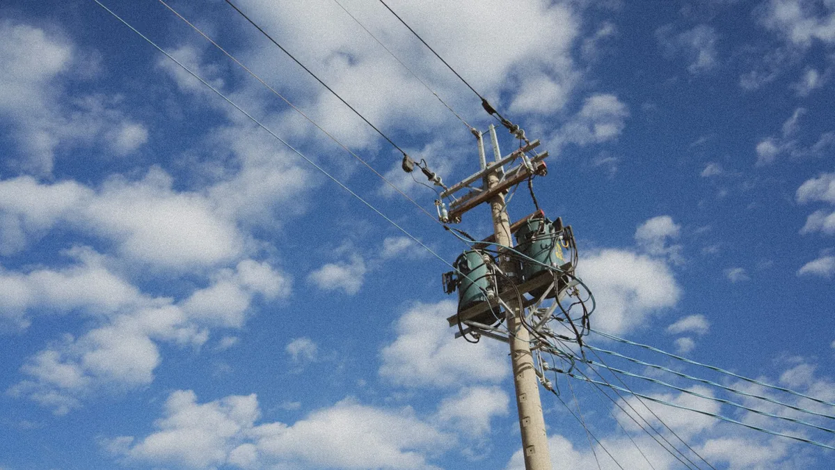 Rete elettrica ad alta tensione sotto un cielo nuvoloso