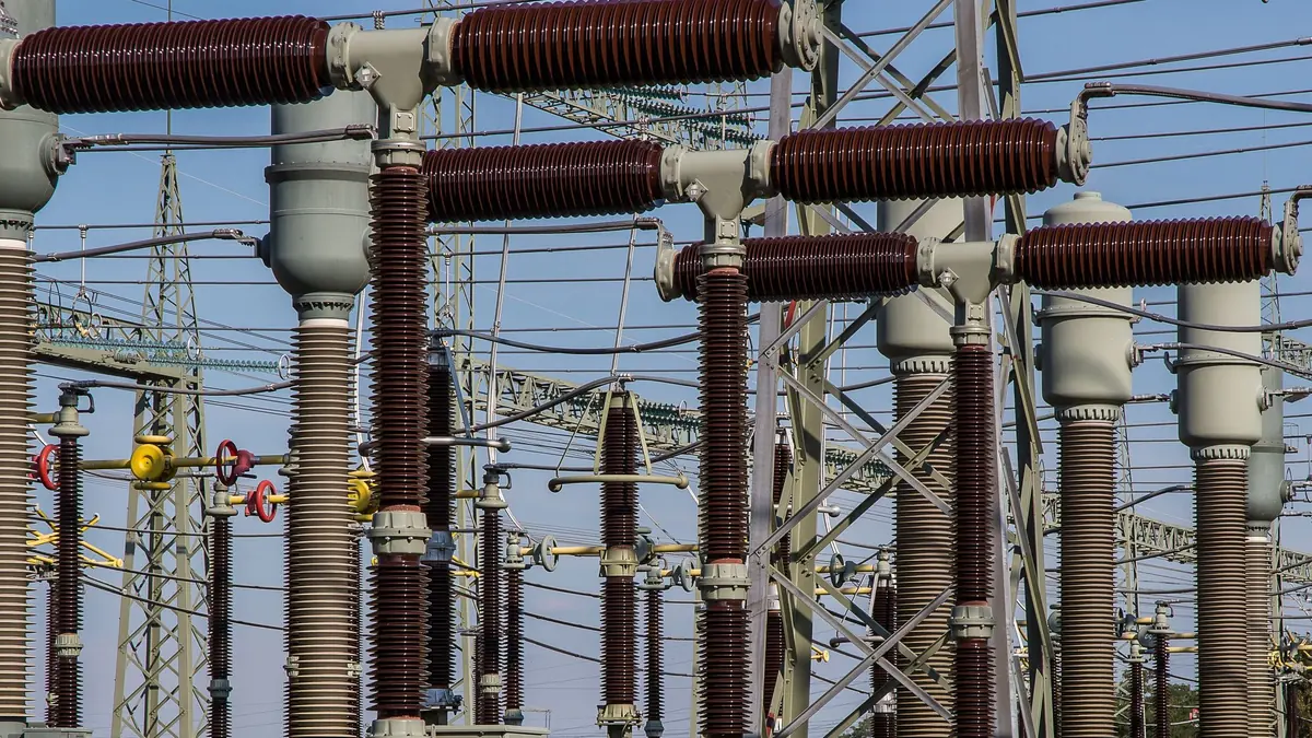 Tecnici al lavoro in una sottostazione elettrica ad alta tensione