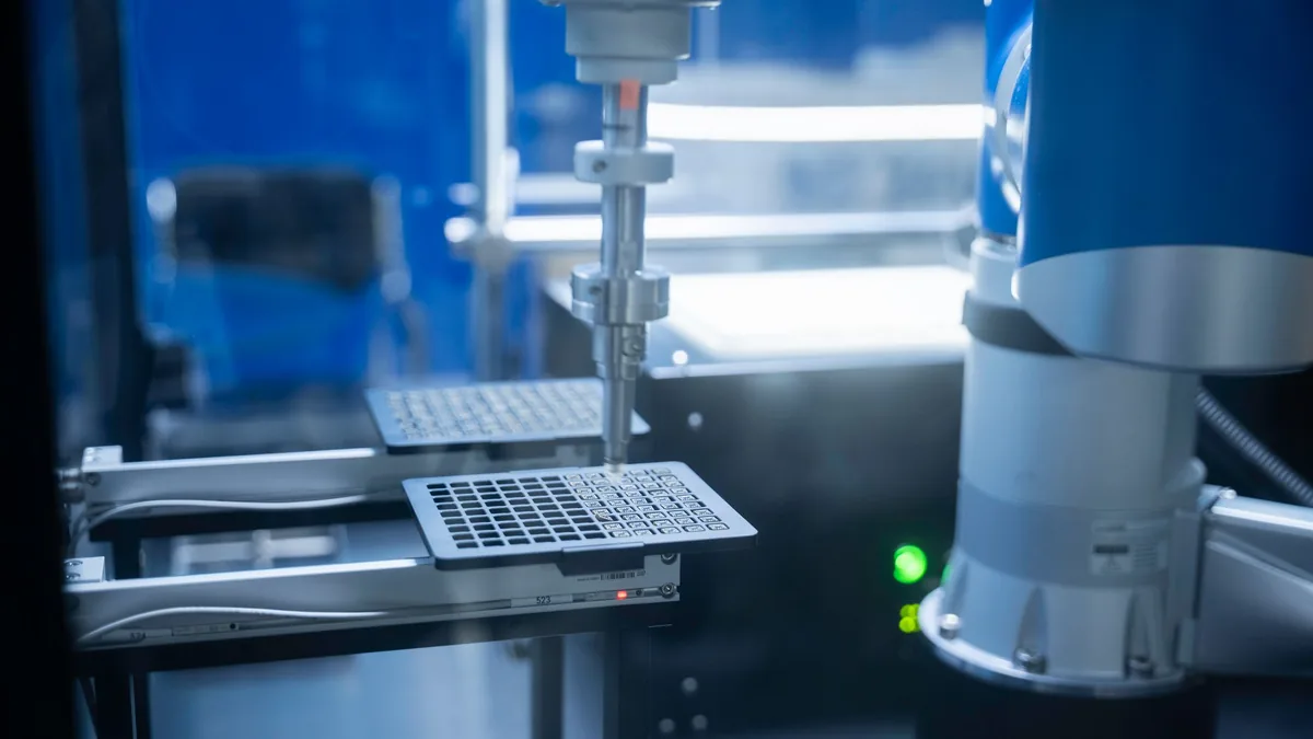 Braccio robotico impiegato in un laboratorio automatizzato