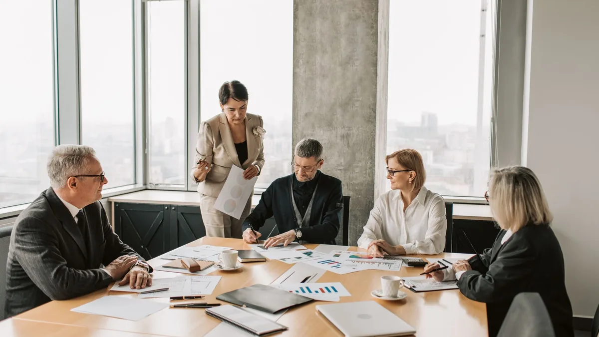 Professionisti che discutono documenti e strategia in un ufficio
